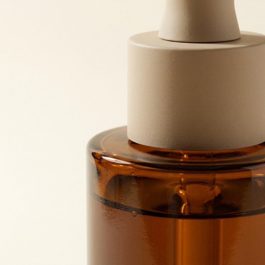 Hydra Nutrition Essence — dropper cap and glass detail